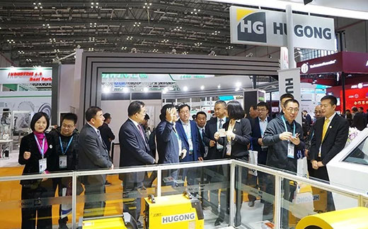 甘肃省天水市常务副市长莅临j9国际站备用意大利CEA展位